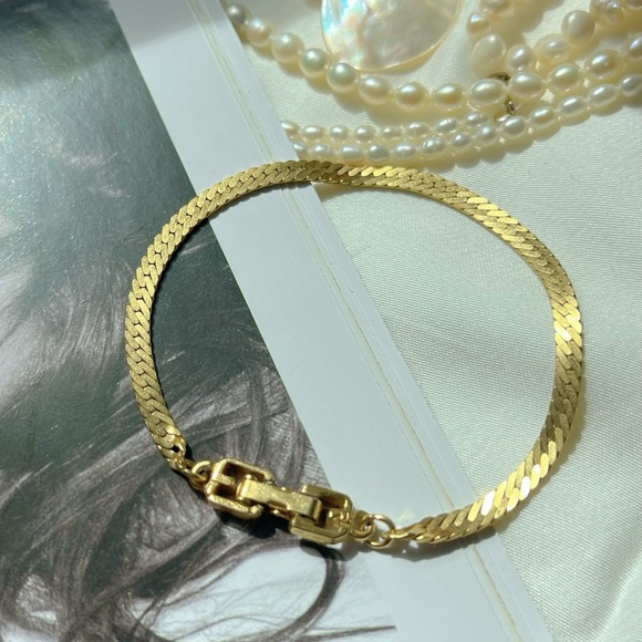 Vintage Givenchy chain bracelet in gold tone. - Picture 8 of 14